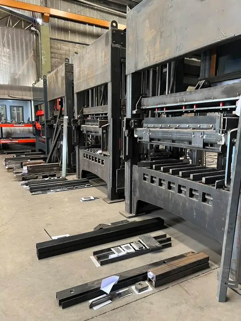 Bastidores de bloqueras en fabricación dentro de la planta